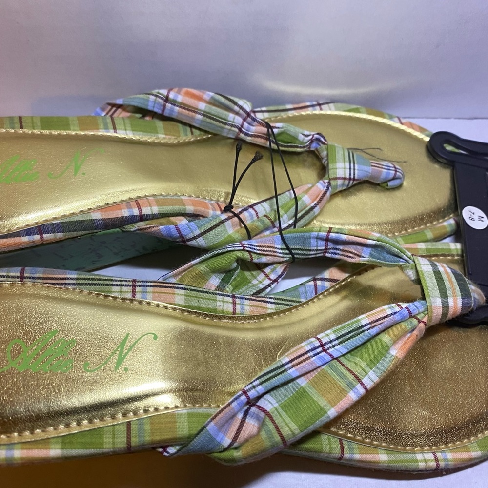 Women’s size 7-8 plaid sandal.